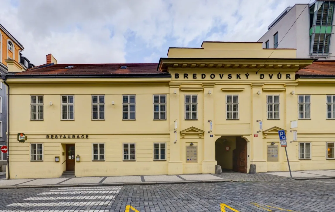 BREDOVSKÝ DVŮR