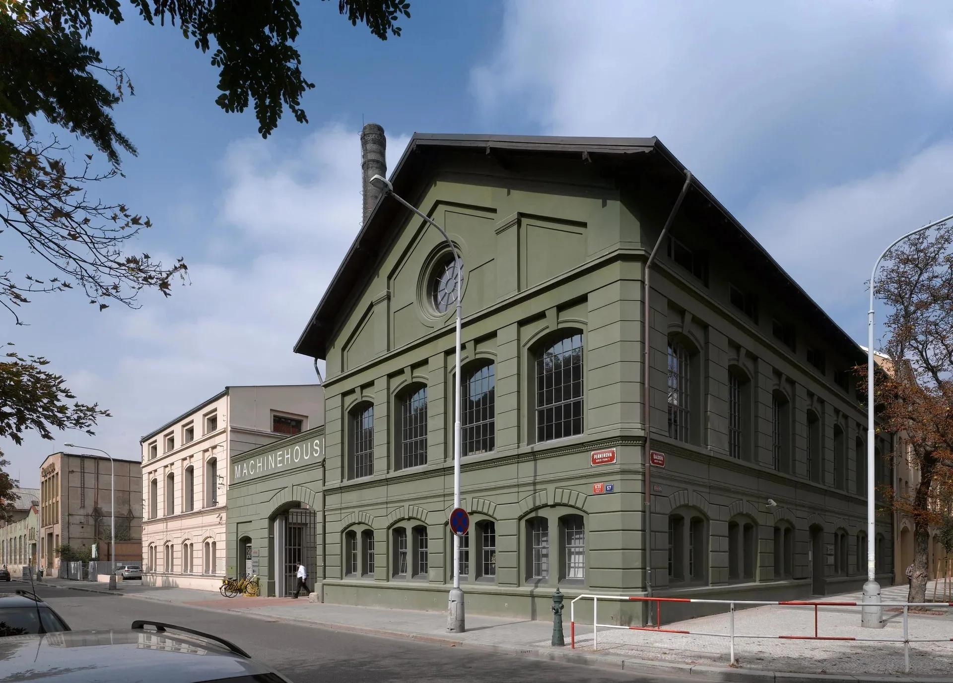 MACHINE HOUSE